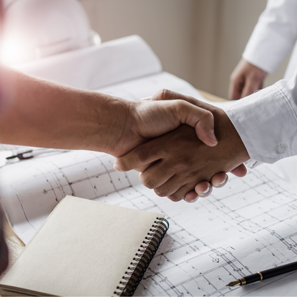 A firm handshake, a sign of a happy relationship delivered by Insure 313 insurance brokers.